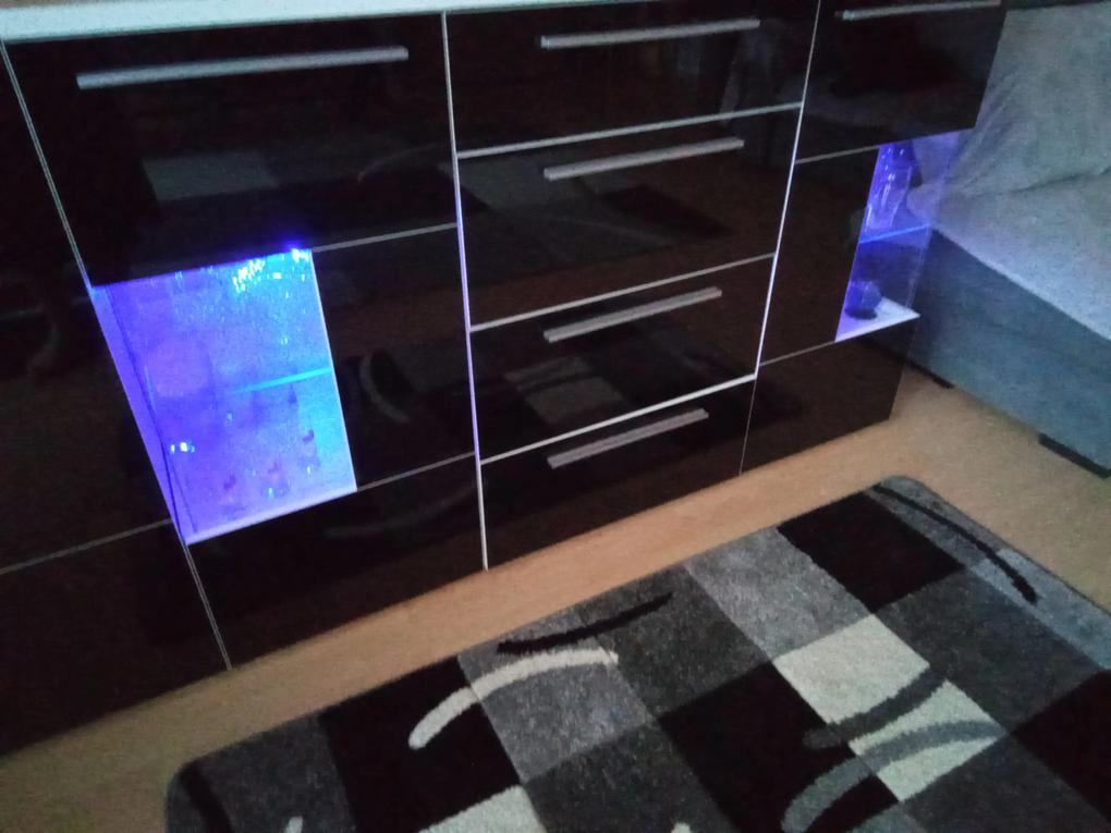 Nagyon tetszik, azt kaptam amit  megrendeltem