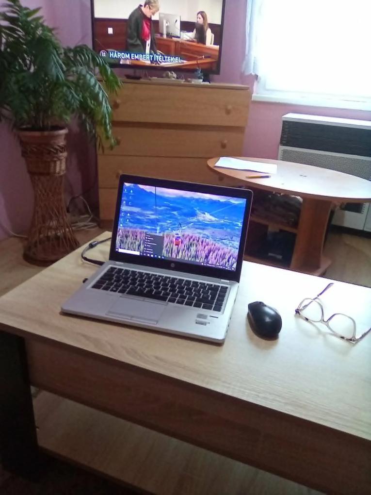 Tetszik az asztal.A magassága pont kényelmes a laptop használatához.
