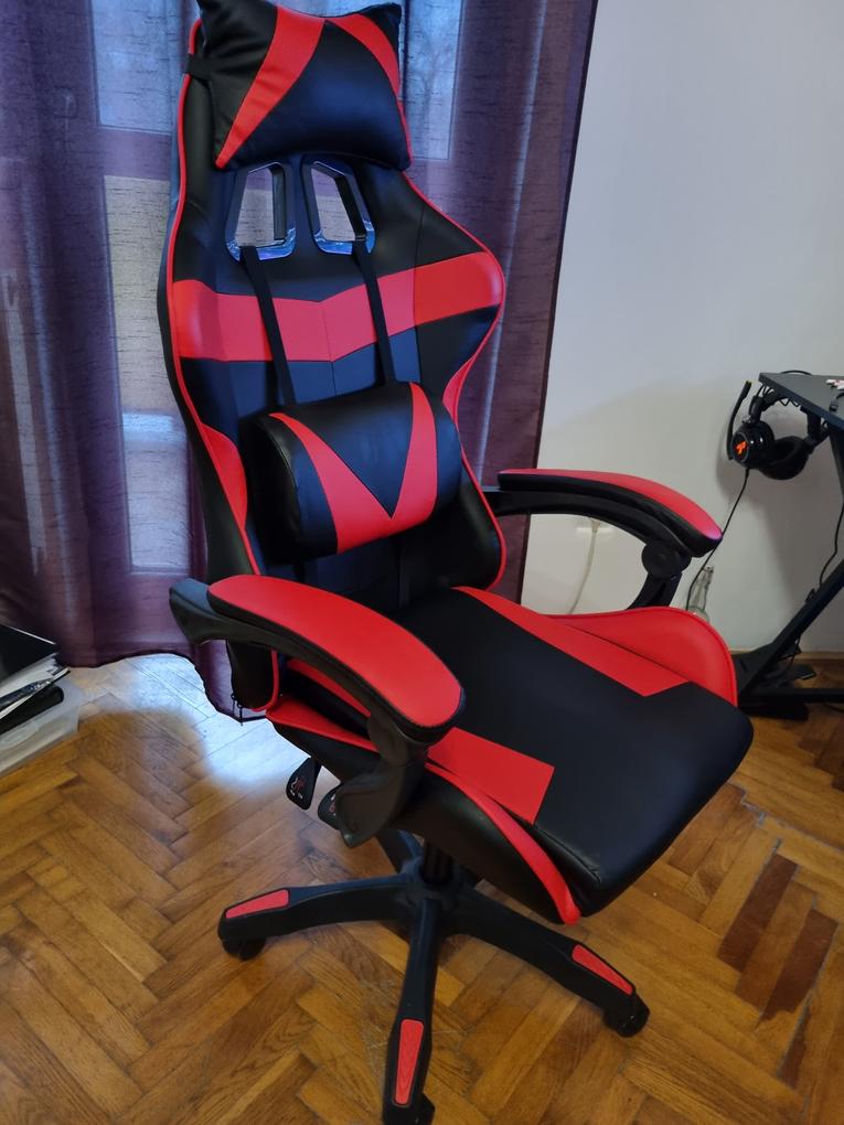 Kényelmes, jól állítható. 2 hèt után a támlafeszítő rugók meglazultak, és néha kattognak a tengelyen.