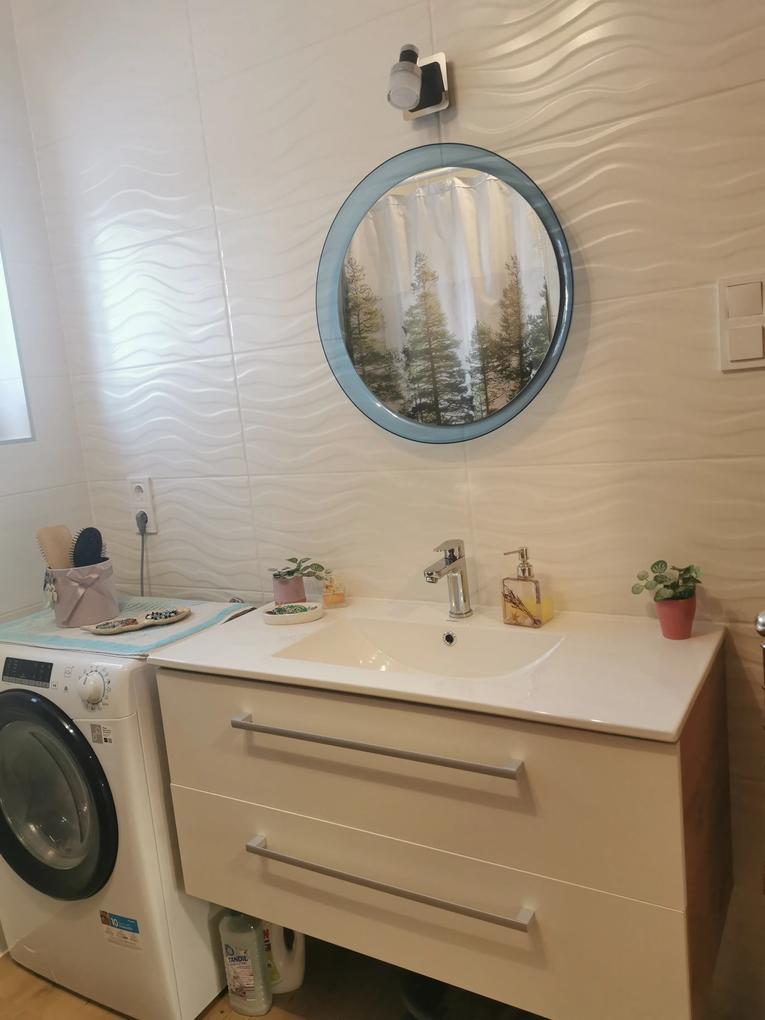 Imádom. Tökéletes az új fürdőszobában. A két fiókban rengeteg hely van. A mosdó mérete és alakja is tetszik, könnyű a tisztán tartása. 