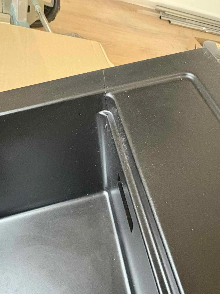 Ma építettük volna be a mosogatót... sajnos mind a 4 sarka törött...