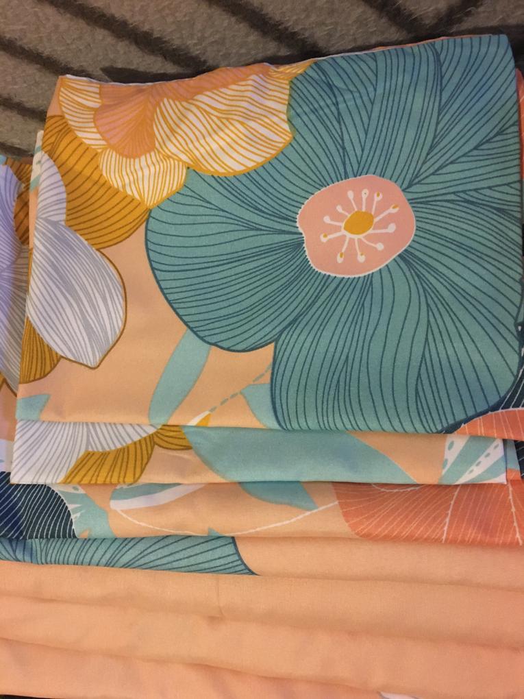 Kellemes meglepetés! Most vásároltam először innen.
Nagyon tetszett a 7 részes ágynemű huzat és a 6 db törlőkendő.Ajándék lesz.Maximálisan elégedett vagyok a minőséggel,árral,szállítással.Nagyon remélem az ajándékozott is örülni fog neki!
Köszönök Mindenkinek Mindent 🤗🥰❤️