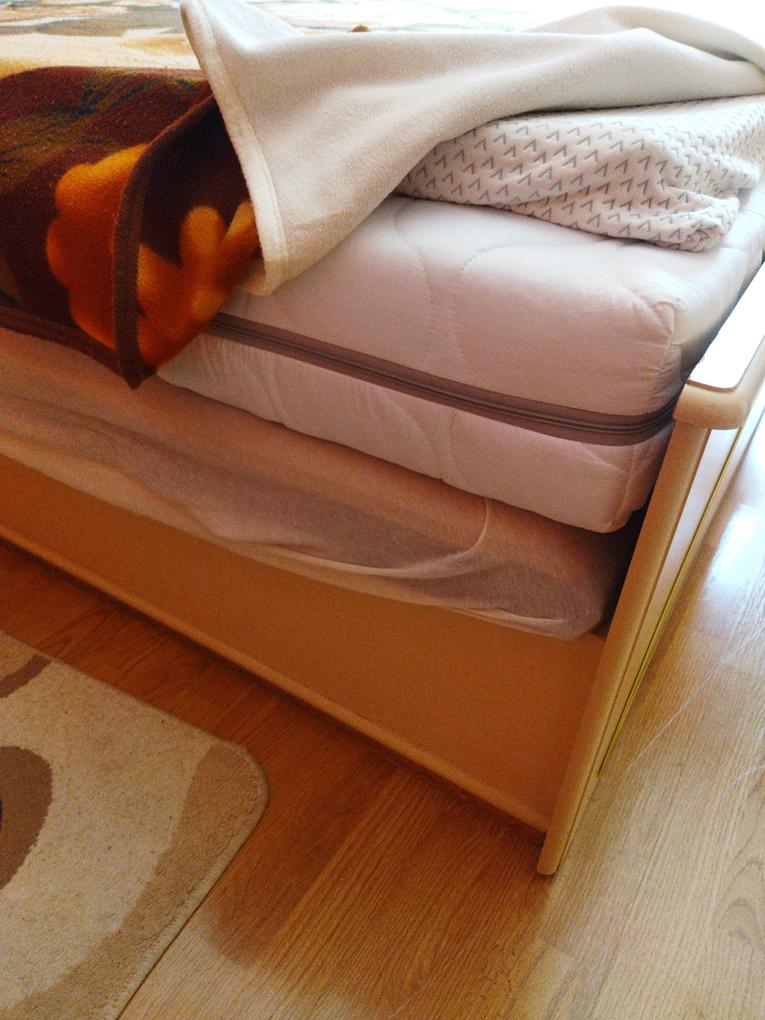 Nagyon kényelmes,öröm rajta aludni és az ébredés is csodálatos.Nagyon megvagyunk vele elégedve.