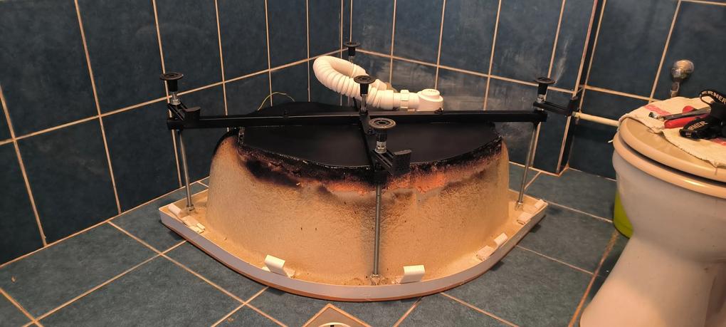 A zuhanykabin szép és tökéletes illeszkedő elemek,de a tálca alja gyenge,de egy vastag alumínium táblával és púrhabbal megoldható plusz egy kis alvázvő a hosszabb élettartam miatt.