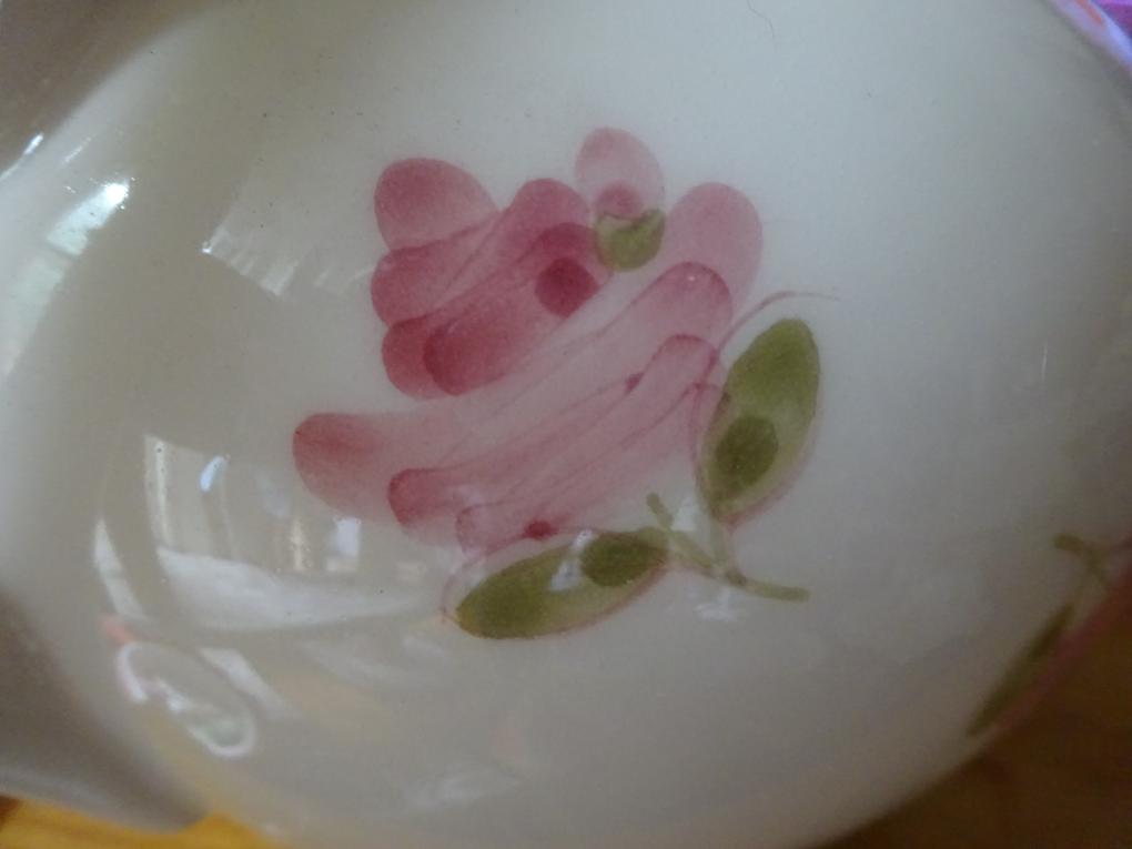 Több fajta terméket vásároltam ebből a termékcsaládból. Egy díszkészletet akartam összeállítani, mely kiállítva a konyhám éke-dísze lehet. Sajnos nem egyformán pontos a kivitelezés az egyes tárgyakon. Főleg a festésben vannak hibák, pontatlanságok. Az egyik tárgy színe erősebb (sötétebb festékű), a másikon jóval halványabb. Így sajnos nem mutat szép összhangot. Ennek a teáskannának is pontatlan a festése, s nincsenek szépen elhelyezve a virágok.