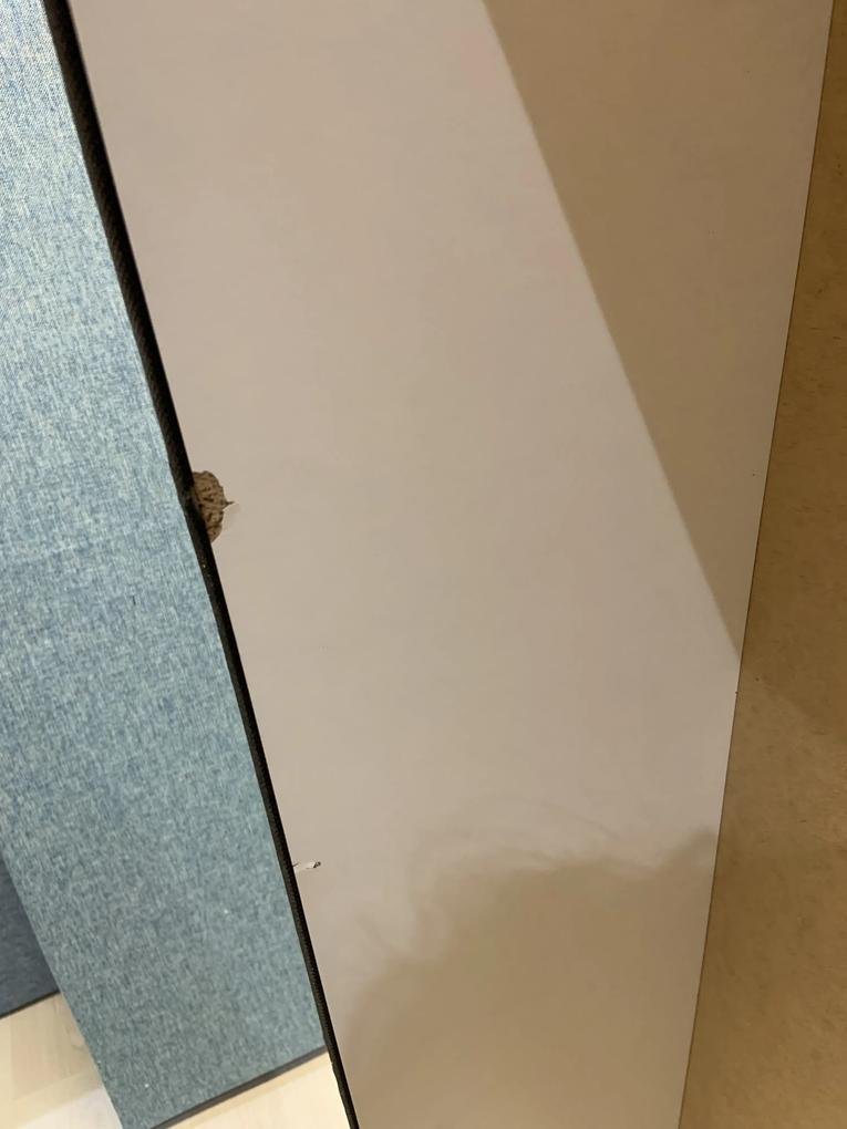 1. Különböző színárnyalatokból varrták össze a huzatot.
2. Szerelés kézben elvettük észre, hogy sérült a termék tartó része.
3. Mindössze 6 csavar szükséges az összeszereléshez, melyek zacskó nélkül be voltak szórva a párnák közé.
4. Helyenként a tartó lábak műanyag fémek, mely a képen látható módon hibásan (fekete koszcsíkokkal rajta) érkezett meg.
5.  Több helyen is lógnak a szálak a kanapéból.
6. Fordítva volt feltéve a fém akasztó az oldalsó (karfa) részen, mely közül az egyik csavar nem is tartott, hanem forgott csak a befúrt lyukban saját maga körül és valamilyen része bent van a karfában, mert hallatszik, hogy zörög benne valami, amikor megrázom.
Ez a csavar egyáltalán nem tart a gyárilag tönkretett lyuk miatt.