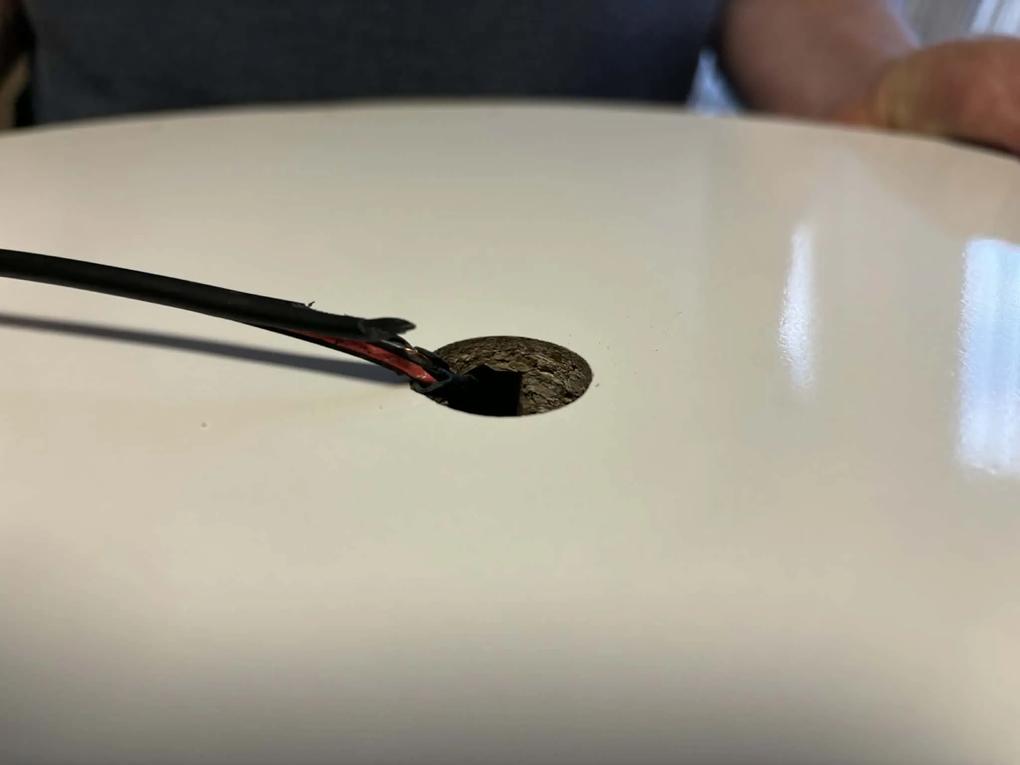 A használati utasítás nagyon pontos, emiatt könnyen össze lehet rakni. A leírt méretek pontosak. Gyermekeknek rendeltem, nagyon szereti. 
Viszont: a tükör kábelének szigetelő része el volt szakadva. Az egyik bútor lap meg volt repedve, egy helyen pedig meg megpercent a szállitás alatt. Képeket csatolom. 