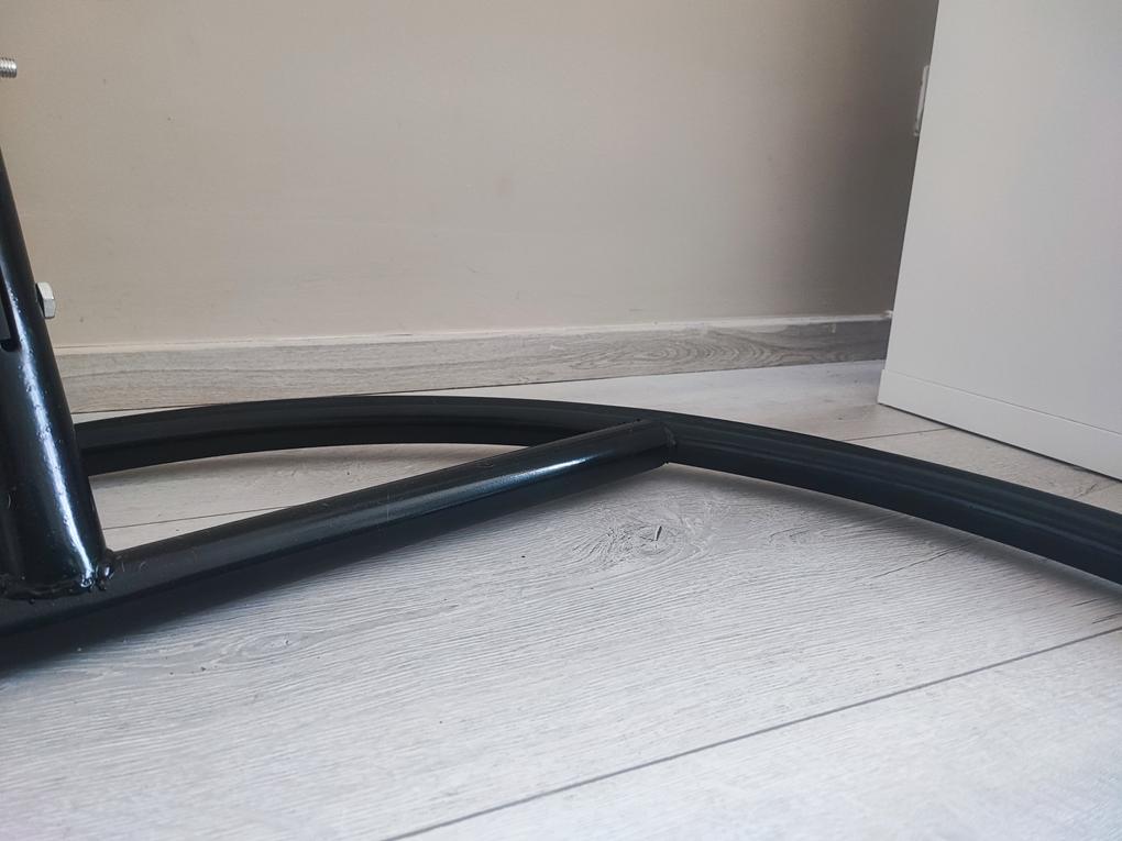 Nem egyenes talpazat. Billeg ha raakasztom a hintát. Sajnos visszaküldeni se tudom, mert a postaköltséget nekem kell állnom...egy hibás termék miatt. A minimum lenne hogy álljak a költségeket vagy eljönnek érte, mivel konkrétan veszélyes használni. 