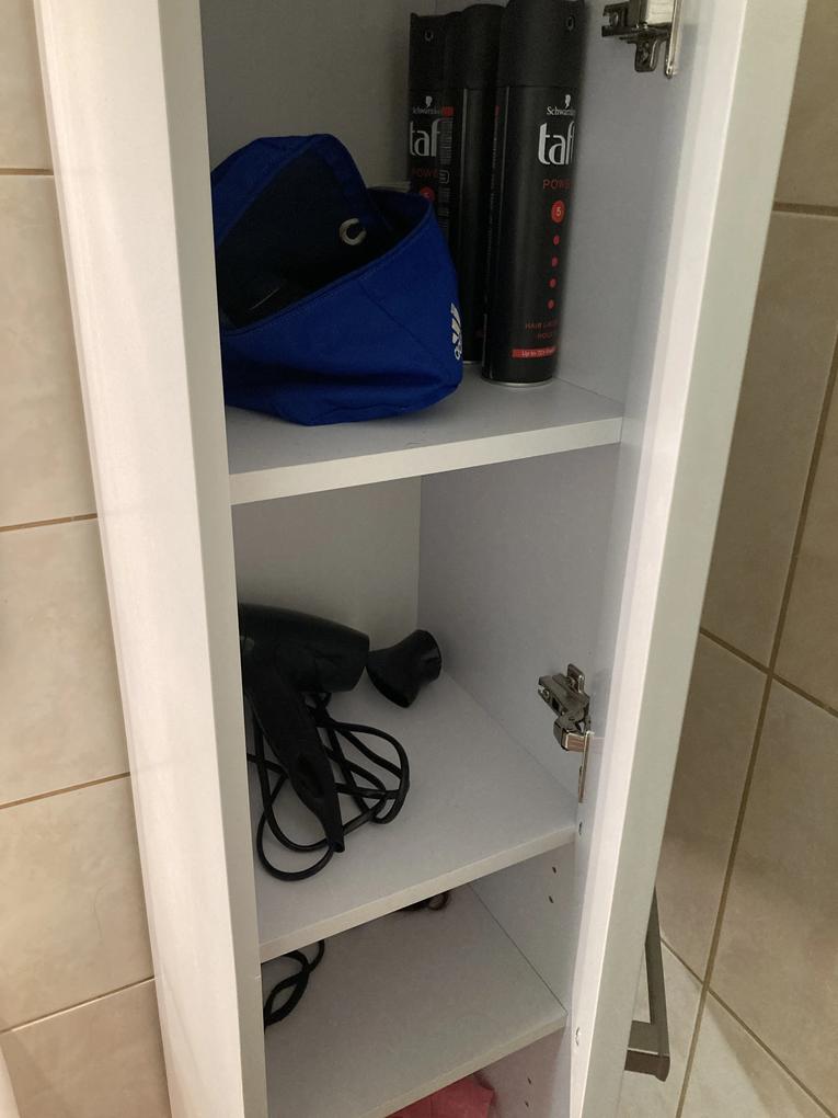 Nagyon pöpec a szekrény, csak az egyik oldallap elrepedve ért ide,  ezt leszámítva 100%. 