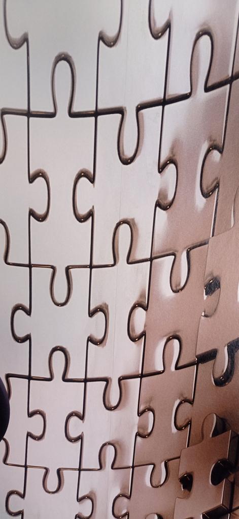 A tapéta jó minőségű, könnyen illeszthető. Felrakáskor azt tapasztaltam hogy a gép nem jó helyen vágta el a 2. számú tapéta tetejét. 