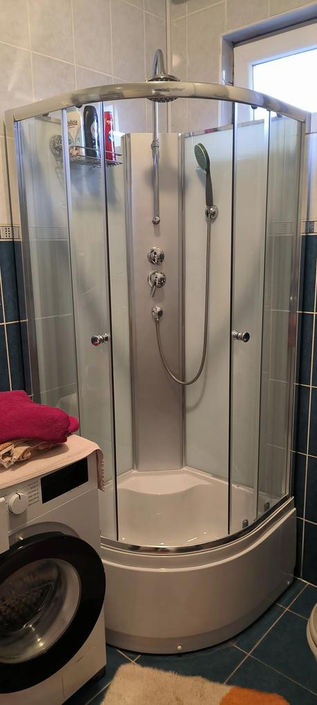 A zuhanykabin szép és tökéletes illeszkedő elemek,de a tálca alja gyenge,de egy vastag alumínium táblával és púrhabbal megoldható plusz egy kis alvázvő a hosszabb élettartam miatt.