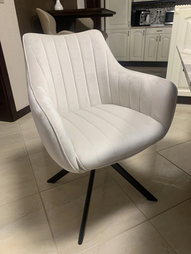 A szék nagyon kényelmes, stabil és esztétikus darab. Az anyaga kellemes tapintású, az ülés formája jól megtámasztja a hátat, és összességében minőségi benyomást kelt. A design modern, könnyen illeszkedik a lakás berendezéséhez. Egyetlen negatívum a színe: a katalógusban és a feltöltött fotókon a világos bézs árnyalat sötétebbnek tűnt, a valóságban viszont inkább törtfehér. Ez számomra eltérés volt az elvárthoz képest, de a szék minőségét ez nem befolyásolja.