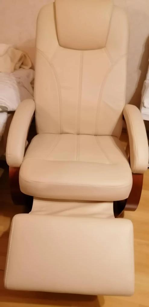 A lábtámasz és az ülés közötti műbörszövetet áthasította az ülés alatti vasalkatrész. Gondolom gyenge vékony a szövet, vagy konstrukció hiba.