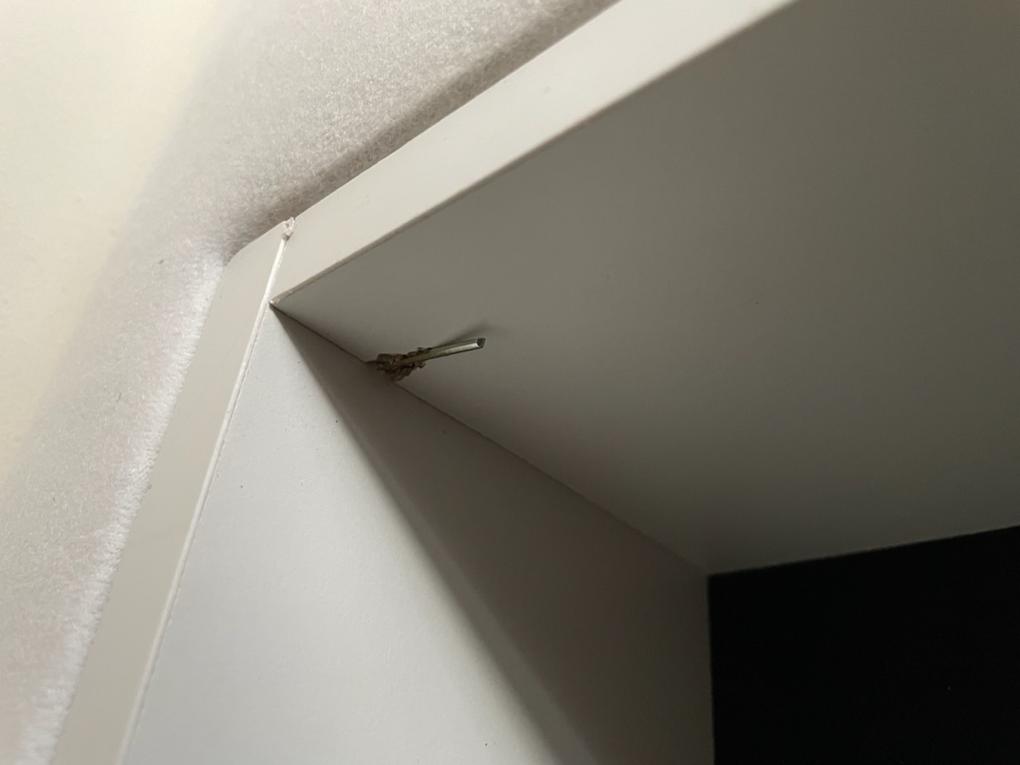 Borzasztó silány minőség, igénytelen összeszerelés. A polc átvolt ütve kárpitos kapoccsal, a párna huzat elszakadva, görgő hiányzott. Pozdorja lemez némi szivaccsal és olcsó igénytelen huzat van rászögezve. Életemben nem láttam ilyen igénytelen terméket. Senki ne vegye meg mert nagyot fog csalódni. 