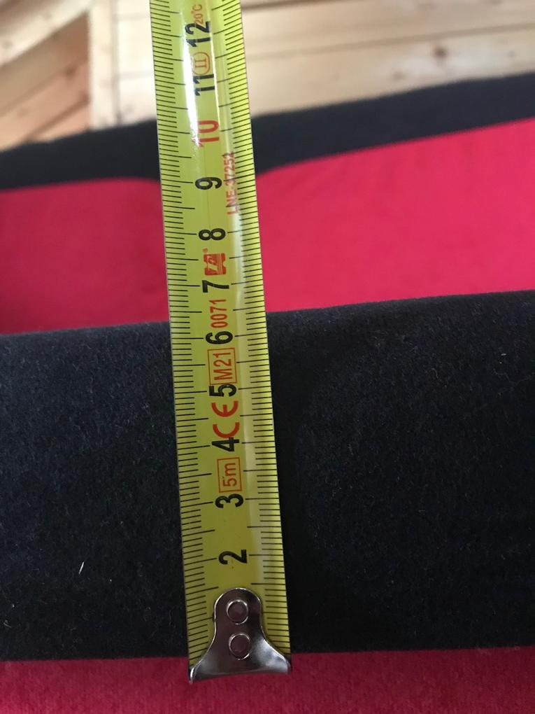 A termékleírásban 8 cm vastag szivacsmatrac szerepel. A megtévesztő fotókon is egy vastag ülő-fekvőfelület látható. A valóságban mindössze 5 cm!!! ( 16mm bútorlap + 5 cm szivacs) Ez pont elég ahhoz, hogy alkalmatlan legyen alvásra (még ha csak alkalmi alvásra vettem is) és kényelmetlen ülésre. 
A gyártő válasza hosszú hetek levelezése után: "Ebben az esetben cserét sajnos nem tudunk biztosítani Önnek, hisz gyárilag minden MODEL 2-es termék ilyen vastagságban készül el, így az Ön csere terméke is ezekkel a jellemzőkkel rendelkezne."
Akkor miért hirdetik megtévesztően 8 cm vastag matraccal???!!!