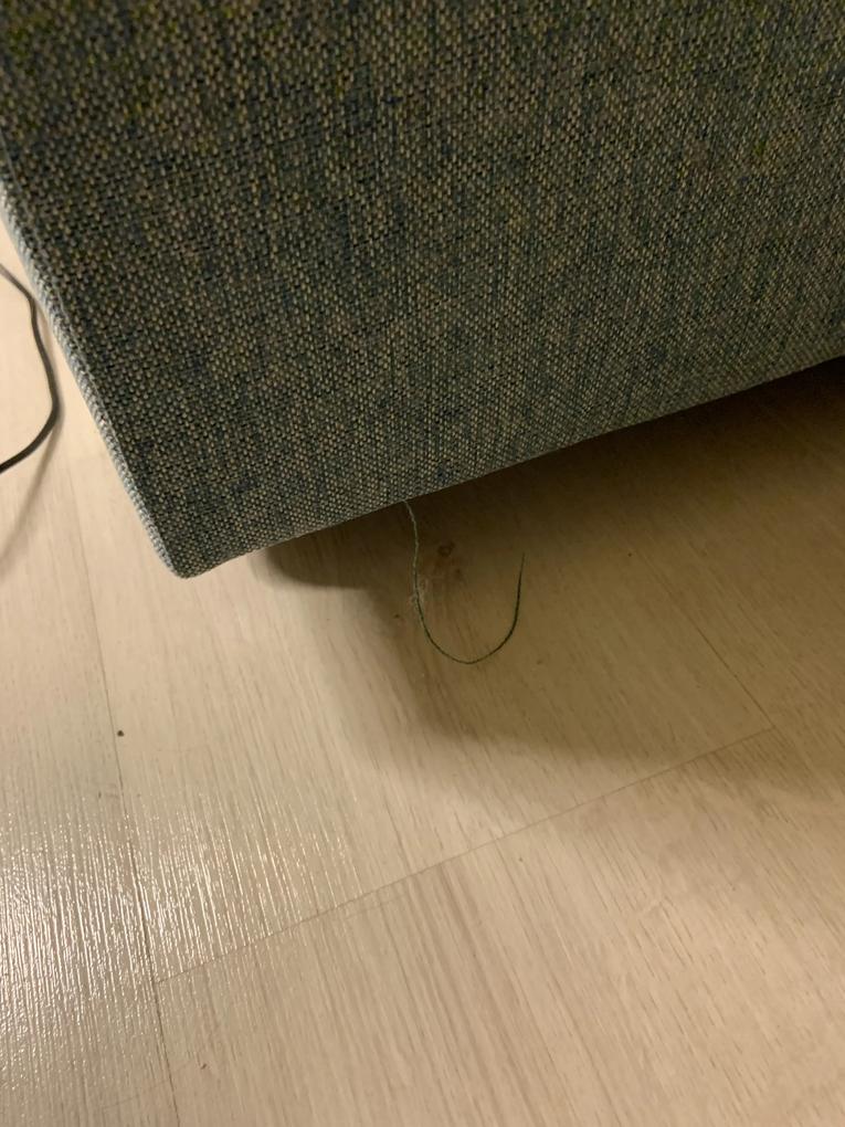 1. Különböző színárnyalatokból varrták össze a huzatot.
2. Szerelés kézben elvettük észre, hogy sérült a termék tartó része.
3. Mindössze 6 csavar szükséges az összeszereléshez, melyek zacskó nélkül be voltak szórva a párnák közé.
4. Helyenként a tartó lábak műanyag fémek, mely a képen látható módon hibásan (fekete koszcsíkokkal rajta) érkezett meg.
5.  Több helyen is lógnak a szálak a kanapéból.
6. Fordítva volt feltéve a fém akasztó az oldalsó (karfa) részen, mely közül az egyik csavar nem is tartott, hanem forgott csak a befúrt lyukban saját maga körül és valamilyen része bent van a karfában, mert hallatszik, hogy zörög benne valami, amikor megrázom.
Ez a csavar egyáltalán nem tart a gyárilag tönkretett lyuk miatt.