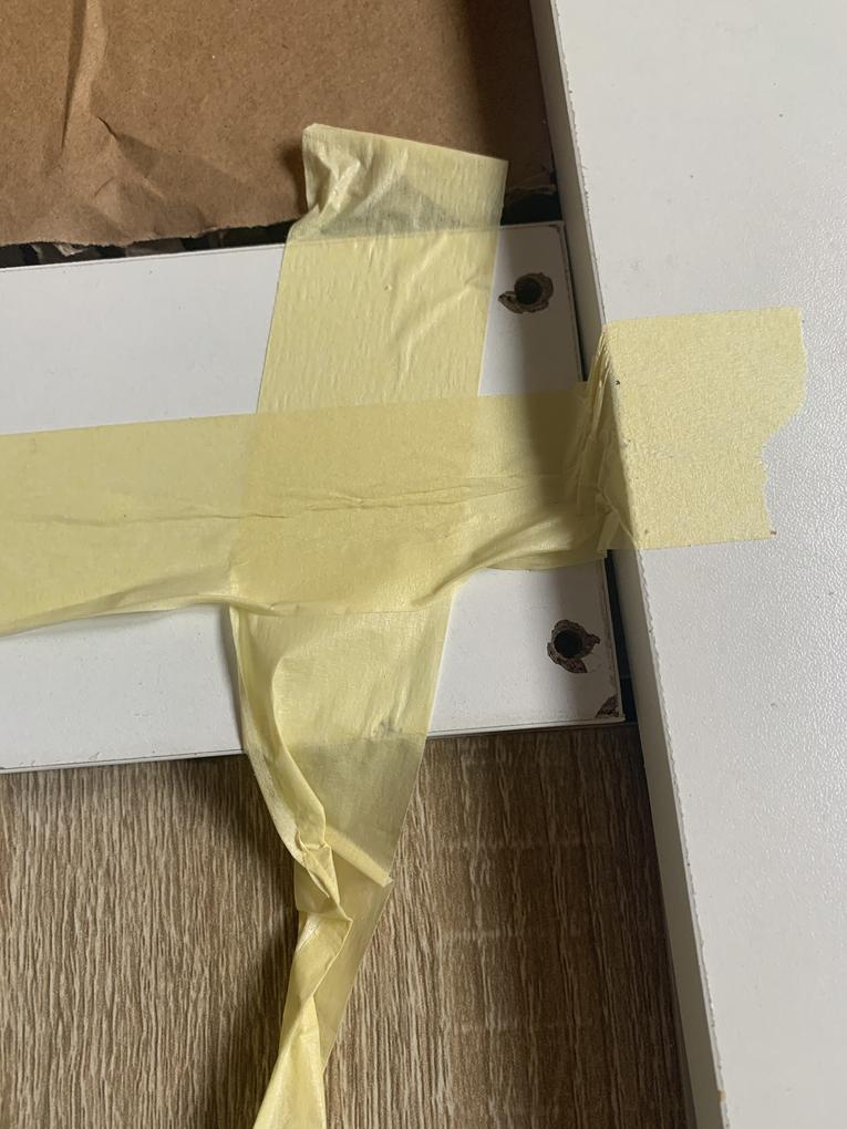 A termék hiányosan érkezett, nem volt a csomagok között a tükör. A hiányosságot azonnal jeleztük átvétel után. Miután átnéztük a csomagot feltűnt, hogy olyan mintha vissza lett volna csomagolva már egyszer kibontás után . Látszott egy másik szállítási cím helye amit kivágtak és mellé ragasztották a miénket. Látszott hogy a bútort már egyszer összeszerelték és szédszedték. Azonnal képekkel jeleztük a problémát és kértük az áru visszavételét mert használt bútort kaptunk. Azóta , egy hete csak ígéreteket kapunk, a Posta nem jött az áruért és egy hete nem kapjuk vissza a pénzünket. Hogy fordulhat elő, hogy rendelünk egy új bútort és használt vagy visszárut kapunk? Hogy fordulhat elő hogy egy hete nem vitték még vissza és a közel százezer forintunk még mindig náluk van? 