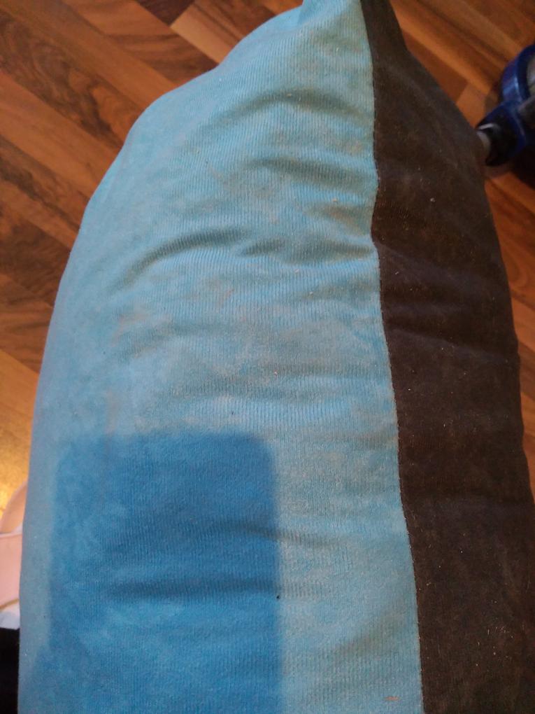 Lisa helyett Rita kanapé érkezett szegényes, használhatatlan szerelési útmutatóval. A szövet helyenként koszos, kopott és szakadt. A fa anyag durva és csiszolatlan, szálkás, bizonyos részeken nem illeszkedik. A lábakat képtelenség volt az útmutató szerint felhelyezni. A helyükön tűzőgéppel rögzített műanyag akármik voltak. Az ár-érték aránytól elmarad. Soha többet tőlük.