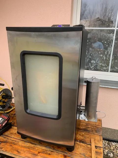 Kis füstölő spirállal és termosztáttal. A termosztátot saját hőmérővel ellenőrizze, mert elég pontatlan, az enyém +5°C-ot mutat többet. Egyébként ezért a pénzért remek gép. Próbaként füstöltem a beépített edényben bükkforgáccsal, de nem gyújtja be őket, ha a hőmérséklet mondjuk 90°C alatt van, ami szalonna füstöléséhez túl magas, és a füstöt sem lehet szabályozni. Kidobtam az oldalsó forgácstartót, és a nyílásba beszereltem egy lengyel dymboxot (kb. 2000 Ft), azóta a füstölő hibátlanul működik. Az a kis edény tökéletesen alkalmas a dymboxból kicsapódó kátrány felfogására. Számomra remek kis gép – otthon be kell fejezni – a dymboxos megfelelője kb. 15 000 Ft, így viszont a felénél tartunk.