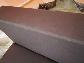 Kicsomagolás után vettük észre hogy a csomagolás alatt egyik részén tiszta vizes a szövet és koszos.  