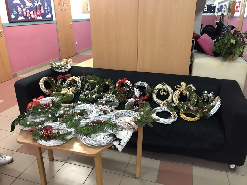 A Valex Decor webáruházból többféle méretű és színű vessző koszorúalapot, üveggömb pick-et -szintén többfélét -, és különböző szalagokat rendeltem, amelyekből értelmileg akadályozott gyerekekkel és önkéntes segítőikkel karácsonyi kopogtatókat készítettünk. A koszorúk nagyon jó minőségűek voltak, igényes, szép volt a festésük.  Kiváló volt a termékek csomagolása, a kisebb koszorúkat , szalagokat, gömböket külön csomagban kaptam. Semmi sem sérült meg. A koszorúalapok gondosan be voltak csomagolva. Időben, pontosan érkezett a rendelés. A számlázással sem volt semmi gond. Több webáruházat megnéztem a vásárlásom előtt, ár-érték-minőség arányban Önöket találtam a legjobbnak és nem csalódtam! Szívesen ajánlom Önöket és termékeiket másnak is! Ha ismét szükségem lesz rá biztosan a Valex Decort fogom felkeresni!