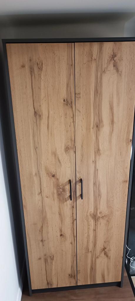 Kicsit elszomorító, hogy az ajtó elem pont szemmagasságban javított. 