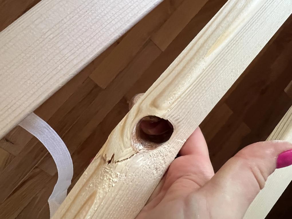 Most raktuk ossze, az agyracs egyik lece eltort, egyszer aludtunk rajta. 🙁 A csavarok sem voltak hozza csomagolva úgy, mint a leírásban szerepelt.  
